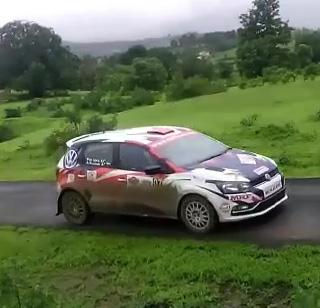 VIDEO - Throwing of car race in Nashik | VIDEO - नाशिकमध्ये कार रेसचा थरार VIDEO - Throwing of car race in Nashik | VIDEO - नाशिकमध्ये कार रेसचा थरार