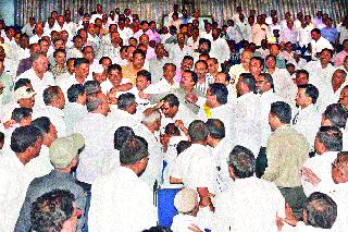 Teachers in the Teacher's College | शिक्षक सोसायटी सभेत गुरुजींमध्ये हाणामारी Teachers in the Teacher's College | शिक्षक सोसायटी सभेत गुरुजींमध्ये हाणामारी