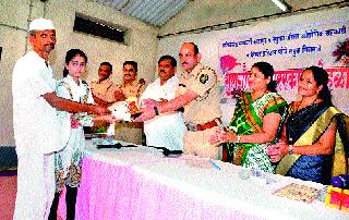 The virtues of the prisoners of the ban | बंदीजणांच्या पाल्यांचा गुणगौरव The virtues of the prisoners of the ban | बंदीजणांच्या पाल्यांचा गुणगौरव