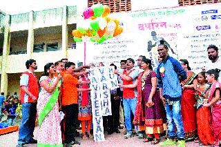 Nashikkar ran for help to the poor and needy | गरीब, गरजूंच्या मदतीसाठी धावले नाशिककर Nashikkar ran for help to the poor and needy | गरीब, गरजूंच्या मदतीसाठी धावले नाशिककर