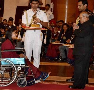 ... and the President came under the stage of the award | ...आणि राष्ट्रपतींनी स्टेजच्या खाली येऊन दिला पुरस्कार