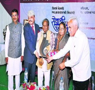 Sandeshree Award for Dadarav Deshmukh | दादाराव देशमुख यांना सेवाश्री पुरस्कार Sandeshree Award for Dadarav Deshmukh | दादाराव देशमुख यांना सेवाश्री पुरस्कार