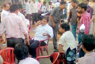 Delightful palanquin mahulis | माहुलीच्या स्वादिष्ट भज्यांची पालकमंत्र्यांनाही भुरळ Delightful palanquin mahulis | माहुलीच्या स्वादिष्ट भज्यांची पालकमंत्र्यांनाही भुरळ