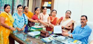 Point to water and roads issues | पाणी, रस्त्यांच्या प्रश्नांवर लक्ष वेधले Point to water and roads issues | पाणी, रस्त्यांच्या प्रश्नांवर लक्ष वेधले