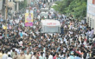 Funeral on Pravin Diwas in a stressful environment | तणावपूर्ण वातावरणात प्रवीण दिवटेवर अंत्यसंस्कार Funeral on Pravin Diwas in a stressful environment | तणावपूर्ण वातावरणात प्रवीण दिवटेवर अंत्यसंस्कार