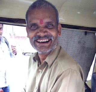 Good News - The hand of Ganesh devotee, the autocrat, the hand of Namajee | Good News - गणेशभक्त रिक्षाचालकाचा मुस्लीम नमाजीला मदतीचा हात