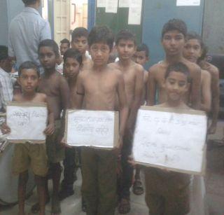 Buldana - Students of the Ardhagna movement to get uniforms | बुलडाणा - गणवेश मिळण्यासाठी विद्यार्थ्यांचे अर्धनग्न आंदोलन Buldana - Students of the Ardhagna movement to get uniforms | बुलडाणा - गणवेश मिळण्यासाठी विद्यार्थ्यांचे अर्धनग्न आंदोलन