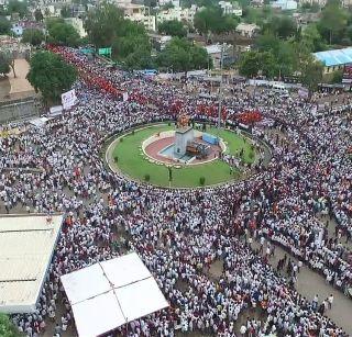 Beed - The Virat Maratha Mukularcha going without leadership | बीड - नेतृत्वाविना निघाला विराट मराठा मुकमोर्चा Beed - The Virat Maratha Mukularcha going without leadership | बीड - नेतृत्वाविना निघाला विराट मराठा मुकमोर्चा