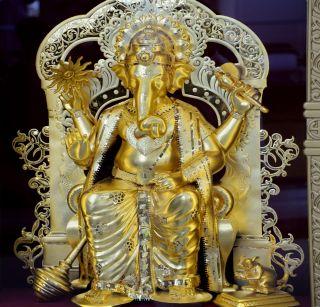 VIDEO: Ganapati idol of 16 lakh gold | VIDEO: तब्बल 16 लाखांची सोनेरी गणेश मूर्ती VIDEO: Ganapati idol of 16 lakh gold | VIDEO: तब्बल 16 लाखांची सोनेरी गणेश मूर्ती