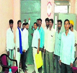 Group Education Officer, BDO to the Kondale Room! | गटशिक्षणाधिकारी, बीडीओ यांना कोंडले कक्षात! Group Education Officer, BDO to the Kondale Room! | गटशिक्षणाधिकारी, बीडीओ यांना कोंडले कक्षात!