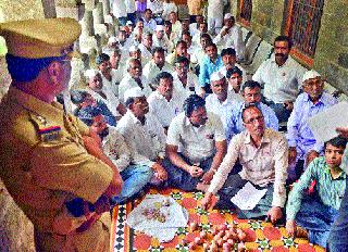 'Onion Pollution' before District Collector | जिल्हाधिकाऱ्यांच्या दालनासमोर ‘कांदा फोडो’ 'Onion Pollution' before District Collector | जिल्हाधिकाऱ्यांच्या दालनासमोर ‘कांदा फोडो’