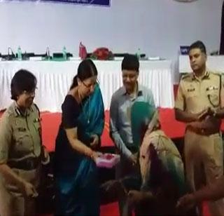 VIDEO - After getting stolen from the stolen spot, he smiles on his face | VIDEO - चोरीला गेलेला मुद्देमाल परत मिळाल्याने चेह-यावर फुलले हसू VIDEO - After getting stolen from the stolen spot, he smiles on his face | VIDEO - चोरीला गेलेला मुद्देमाल परत मिळाल्याने चेह-यावर फुलले हसू