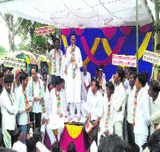 Congress's indignation morale under the deficit! | घाटाखाली काँग्रेसचा आक्रोश मोर्चा! Congress's indignation morale under the deficit! | घाटाखाली काँग्रेसचा आक्रोश मोर्चा!