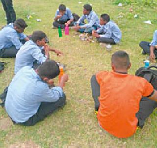 Taluka sports competition in the dirt kingdom | घाणीच्या साम्राज्यात पार पडताहेत तालुका क्रीडा स्पर्धा Taluka sports competition in the dirt kingdom | घाणीच्या साम्राज्यात पार पडताहेत तालुका क्रीडा स्पर्धा