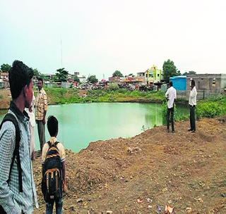 The death of an unknown person drowning in the village | गावतलावात बुडून अज्ञात इसमाचा मृत्यू