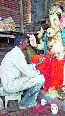 Ganesh idols enter the market | गणेशमूर्ती बाजारात दाखल