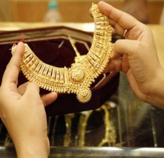 Lokmat Exclusive: 'Senior Citizen' group arrested for cheating jewelery | लोकमत एक्सक्लुझिव्ह : हाथ चलाखीने दागिने चोरणा-या 'ज्येष्ठ नागरिक' टोळीला अटक Lokmat Exclusive: 'Senior Citizen' group arrested for cheating jewelery | लोकमत एक्सक्लुझिव्ह : हाथ चलाखीने दागिने चोरणा-या 'ज्येष्ठ नागरिक' टोळीला अटक