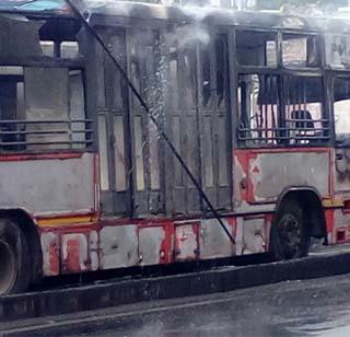 VIDEO: PMP's fire in Pune | VIDEO : पुण्यात पीएमपीच्या बसला आग VIDEO: PMP's fire in Pune | VIDEO : पुण्यात पीएमपीच्या बसला आग