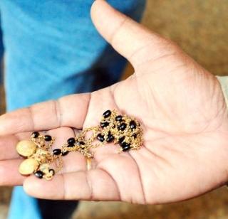 Two kilometer thieves chase for wife's turban | पत्नीच्या मंगळसूत्रासाठी दोन किलोमीटर चोरांचा पाठलाग Two kilometer thieves chase for wife's turban | पत्नीच्या मंगळसूत्रासाठी दोन किलोमीटर चोरांचा पाठलाग