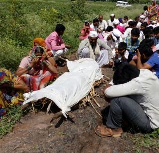 Sarpanch's symbolic endeavor to boycott hood | पोळ्यावर बहिष्कार टाकत सरपंचाची प्रतीकात्मक अंत्ययात्रा Sarpanch's symbolic endeavor to boycott hood | पोळ्यावर बहिष्कार टाकत सरपंचाची प्रतीकात्मक अंत्ययात्रा