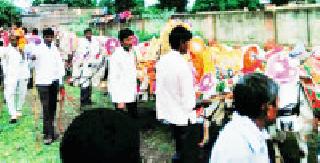 Dry rain on the hive | पोळ्यावर सुखाचा पाऊस Dry rain on the hive | पोळ्यावर सुखाचा पाऊस