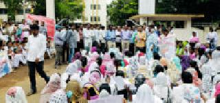 State Government employees take responsibility | राज्य सरकारी कर्मचाऱ्यांचे धरणे