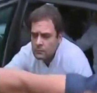 Rahul Gandhi's cushion to stop meeting with our MP | आमच्या खासदाराला भेटायचं आहे सांगत अडवला राहुल गांधींचा ताफा Rahul Gandhi's cushion to stop meeting with our MP | आमच्या खासदाराला भेटायचं आहे सांगत अडवला राहुल गांधींचा ताफा