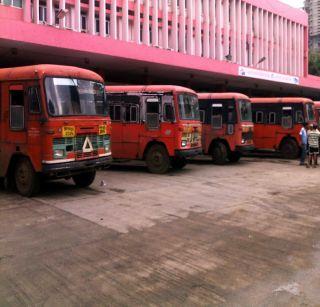 'ST' overturned the motor vehicle law | ‘एसटी’ने मोटर वाहन कायदा बसविला धाब्यावर 'ST' overturned the motor vehicle law | ‘एसटी’ने मोटर वाहन कायदा बसविला धाब्यावर