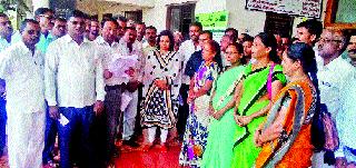 Lay in front of Tahsil in Yeola | येवल्यात तहसीलसमोर धरणे Lay in front of Tahsil in Yeola | येवल्यात तहसीलसमोर धरणे