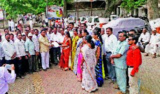 Educated teacher participants in Niphad taluka | निफाड तालुक्यात संपात शिक्षक सहभागी Educated teacher participants in Niphad taluka | निफाड तालुक्यात संपात शिक्षक सहभागी