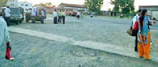 The woman, who was crushed under the truck, was crushed | -तर ट्रकखाली चिरडली असती विद्यार्थिनी