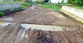 Dangerous pit on the Mardi-Botad bridge | मार्डी-बोदाड पुलावर धोकादायक खड्डा Dangerous pit on the Mardi-Botad bridge | मार्डी-बोदाड पुलावर धोकादायक खड्डा