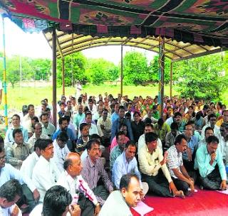 Citizen's work due to employees strike! | कर्मचारी संपामुळे खोळंबली नागरिकांची कामे! Citizen's work due to employees strike! | कर्मचारी संपामुळे खोळंबली नागरिकांची कामे!