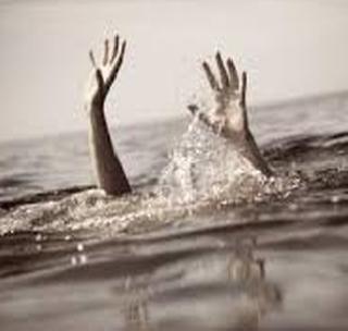 The 14-year-old Om, who went to swim with friends, died drowning | मित्रांसोबत पोहण्यासाठी गेलेल्या १४ वर्षीय ओमचा बुडून मृत्यू The 14-year-old Om, who went to swim with friends, died drowning | मित्रांसोबत पोहण्यासाठी गेलेल्या १४ वर्षीय ओमचा बुडून मृत्यू