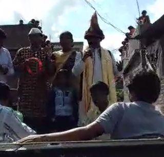 VIDEO: Come to Jagadamba Yatra ... and send it to Jagdambale | VIDEO: जगदंबेच्या यात्रेत येता...अन जगदंबेलेचं उघडयावर पाठविता VIDEO: Come to Jagadamba Yatra ... and send it to Jagdambale | VIDEO: जगदंबेच्या यात्रेत येता...अन जगदंबेलेचं उघडयावर पाठविता