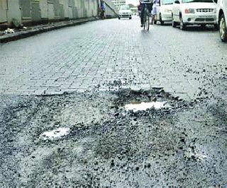'Rangoli' of road potholes | बाप्पांच्या स्वागताला रस्त्यांतील खड्ड्यांची ‘रांगोळी’