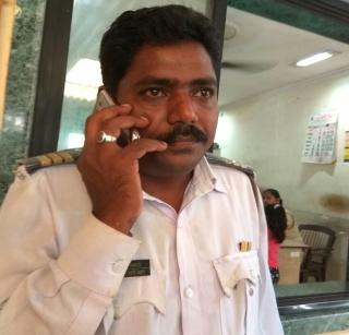 The drunken car driver took the policeman to the spot | मद्यधुंद कार चालकाने पोलीसाला फरफटत नेले The drunken car driver took the policeman to the spot | मद्यधुंद कार चालकाने पोलीसाला फरफटत नेले