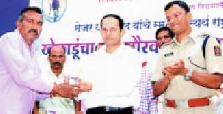 Kisan Davare's pride | किसन दवारे यांचा गौरव Kisan Davare's pride | किसन दवारे यांचा गौरव