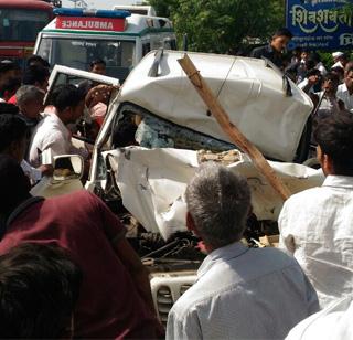 Two people were killed near Shirdi near Skopiichi truck | शिर्डी जवळ स्कॉपिओची ट्रकला धडक, दोन भाविक ठार Two people were killed near Shirdi near Skopiichi truck | शिर्डी जवळ स्कॉपिओची ट्रकला धडक, दोन भाविक ठार