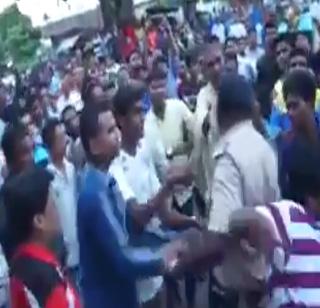 VIDEO - The assassination of the police forces that went to the dispute | VIDEO - वाद मिटवायला गेलेल्या पोलिसाला जमावाची बेदम मारहाण VIDEO - The assassination of the police forces that went to the dispute | VIDEO - वाद मिटवायला गेलेल्या पोलिसाला जमावाची बेदम मारहाण