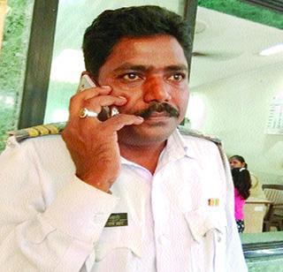 Police inspector in Thane | ठाण्यात मद्यधुंद कारचालकाने पोलिसाच्या अंगावर घातली गाडी Police inspector in Thane | ठाण्यात मद्यधुंद कारचालकाने पोलिसाच्या अंगावर घातली गाडी