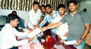 Take strong action against those who beat the police | पोलिसांना मारहाण करणाऱ्यांवर कठोर कारवाई करा Take strong action against those who beat the police | पोलिसांना मारहाण करणाऱ्यांवर कठोर कारवाई करा