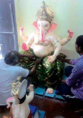Barbhai Ganesh Mandal, a saint of 117-year-old tradition, | ११७ वर्षांची गौरवशाली परंपरा जपणारे सेलूचे बारभाई गणेश मंडळ Barbhai Ganesh Mandal, a saint of 117-year-old tradition, | ११७ वर्षांची गौरवशाली परंपरा जपणारे सेलूचे बारभाई गणेश मंडळ