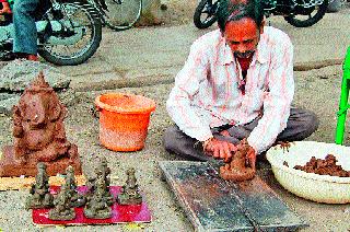 Free allocation of the land to the Ganesh idol of the soil | मातीची गणेशमूर्ती बनवून गावात मोफत वाटप