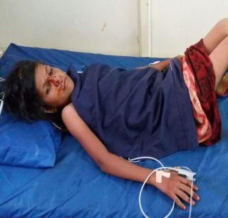 God who killed him! Live the line on the main line and live the girl | देव तरी त्यास कोण मारी ! मेन लाईनची तार अंगावर पडूनही मुलगी जिवतं