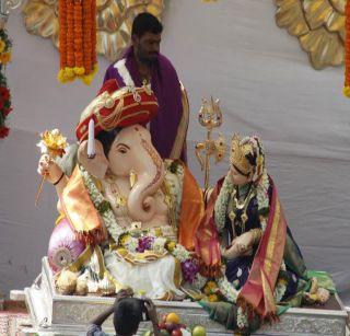 VIDEO: Mana Ganapati's life was inaugurated by the grand procession in Pune | VIDEO: पुण्यात भव्य मिरवणुकांनी मानाच्या गणपतींची प्राणप्रतिष्ठापना