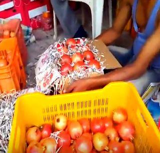 VIDEO: Businesses need to make purchases during the purchase of pomegranates in the Nashik market | VIDEO: नाशिक बाजारात डाळींब खरेदी करताना व्यापा-यांना करावी लागतीये घासाघीस VIDEO: Businesses need to make purchases during the purchase of pomegranates in the Nashik market | VIDEO: नाशिक बाजारात डाळींब खरेदी करताना व्यापा-यांना करावी लागतीये घासाघीस