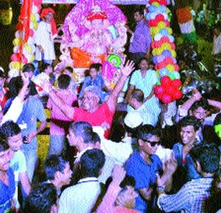 'Rain' of rain and 'Munmbapuri devotional' chimba | पावसाची ‘उसंत’ तर मुंबापुरी भक्तीत ‘चिंब’