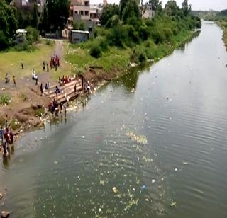 VIDEO - Eclipse of fate of the dead | VIDEO - मोर्णेच्या नशिबी अस्वच्छतेचे ग्रहण VIDEO - Eclipse of fate of the dead | VIDEO - मोर्णेच्या नशिबी अस्वच्छतेचे ग्रहण