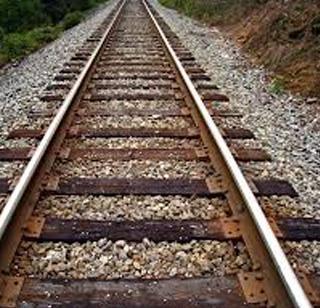 The body of the body of the dead was on nine hours on behalf of the deal | हद्दीच्या वादातून मृतदेह नऊ तास रुळावर होता पडून